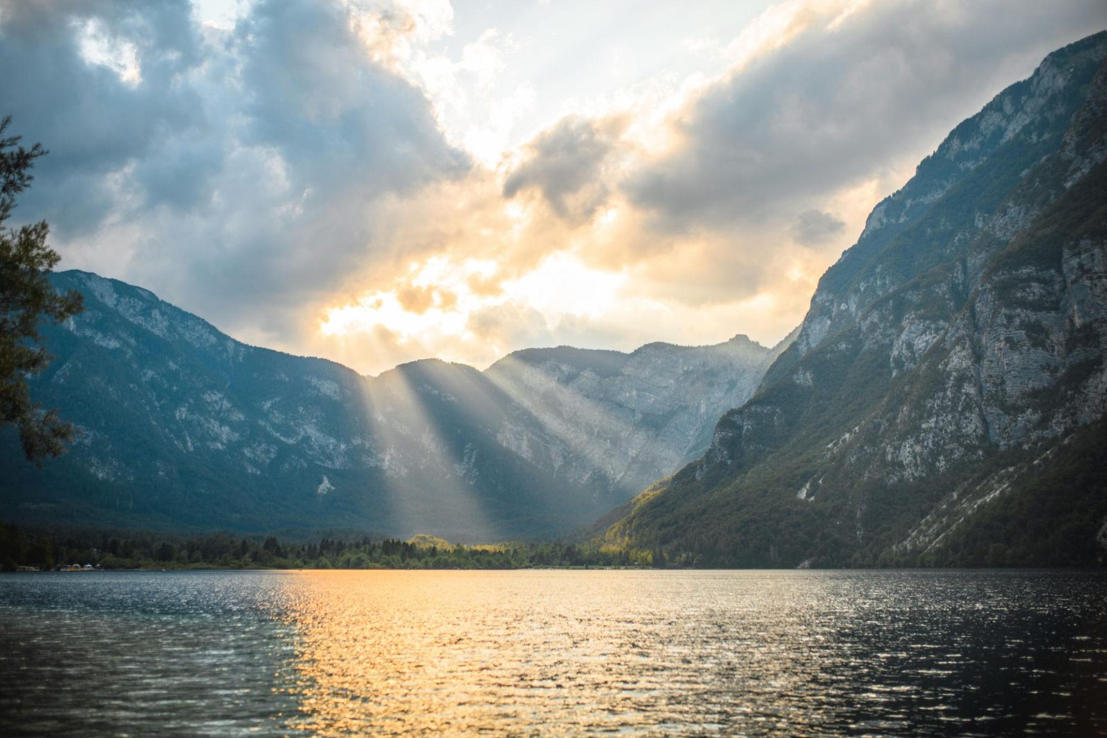 Sonnenlicht über einem Bergsee